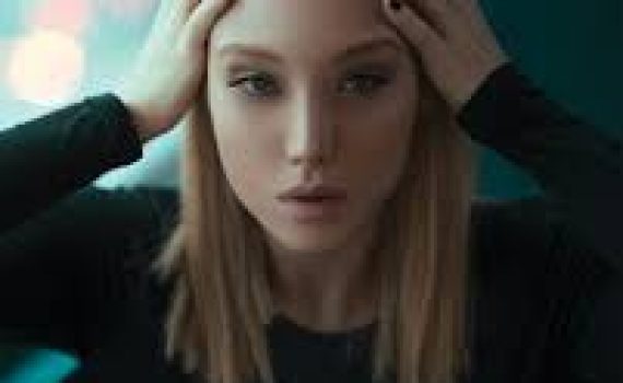 Wanita memegang kepala wajah menyesal balas dendam