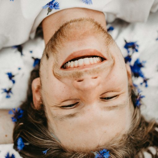 tertawa ketika terjatuh