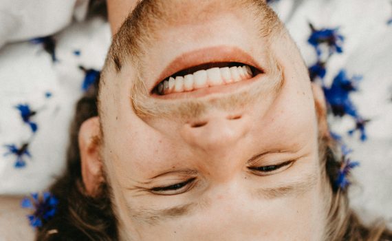 tertawa ketika terjatuh