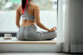 seorang wanita duduk meditasi